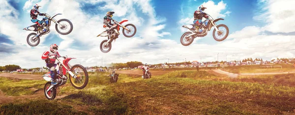 Banner rider op berg dirtbike enduro neemt deel aan motorcross, springt op springplank tegen achtergrond vuil. Concept extreme actie sport racen — Stockfoto