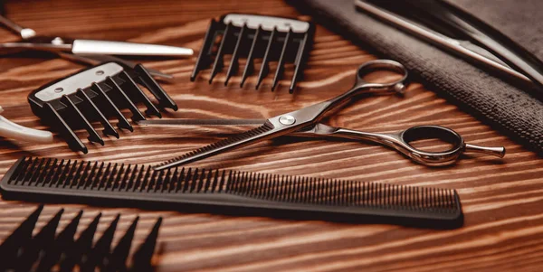 Fondo de la peluquería para los hombres salón de belleza, herramientas de peluquería tijeras, maquinilla de afeitar, peine, espacio para copiar — Foto de Stock
