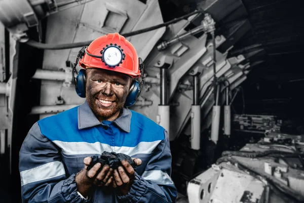 A bányász munkás szénpálmát tart. Koncepcionális bányászat — Stock Fotó