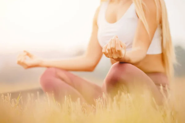 Pulgares hasta la meditación, chica rubia en pose de loto en el parque, puesta de sol de otoño — Foto de Stock