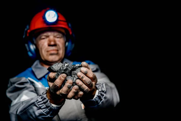 Hornické špinavé ruce držící kus uhelného dolu — Stock fotografie