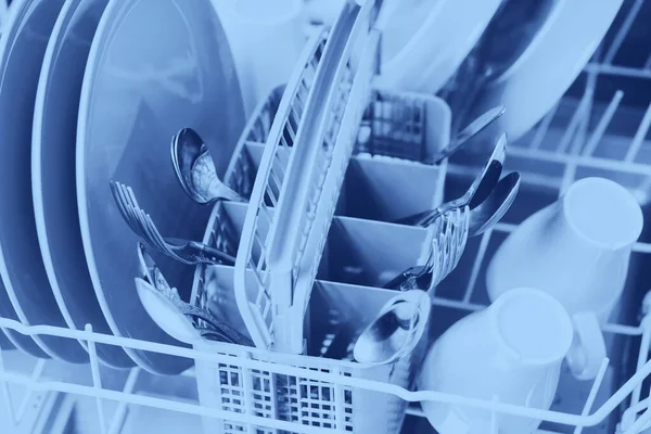 Otwórz zmywarka z czystymi naczyniami, zbliżenie — Zdjęcie stockowe