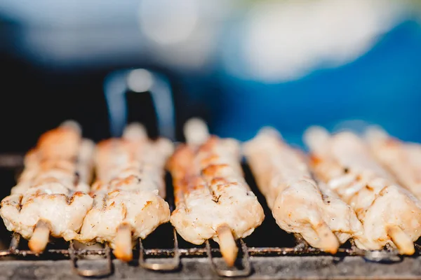 木製の棒に肉の串焼きは揚げストリートフードフェスティバルです。 — ストック写真