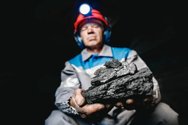 석탄 광산 조각을 들고 있는 좀 더 더러운 손 — 스톡 사진