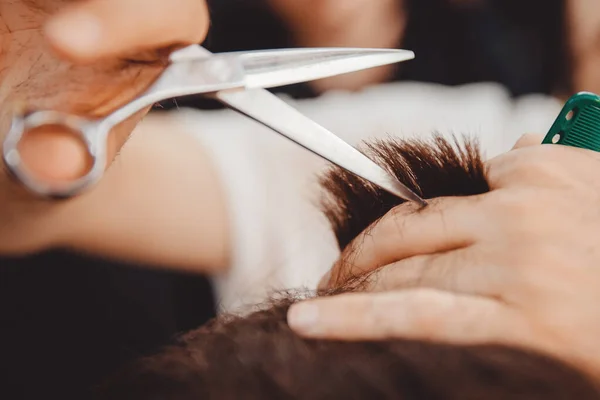 Barbershop concept. Man Kapper in mannen Kapper doet haar met een schaar — Stockfoto