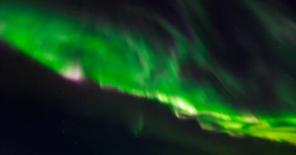 Stark himmel skimrar och lyser med grönt, blått norrsken — Stockfoto