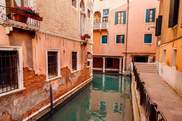Estrecha calle de agua veneciana entre casas de ladrillo rojo — Foto de Stock