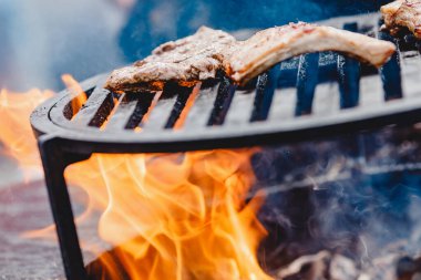 Izgarada pişmiş domuz pirzolası ve biftek, Ateş Sokağı Yemek Festivali