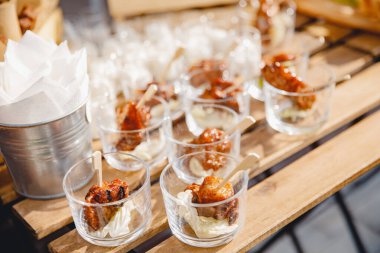 Yemek servisi. Lokanta yemek masası ve lezzetli yemekler.