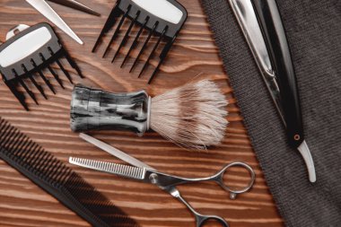 Erkekler için berber dükkanı arka planı, kuaför aletleri, makas, tarak, kopyalama alanı