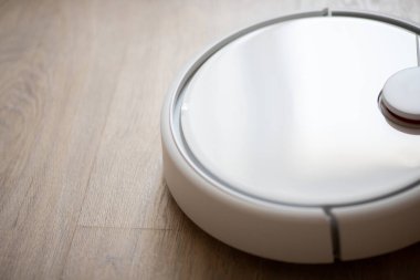 Robotik kablosuz akıllı elektrikli süpürge lamine döşeme üzerinde çalışıyor