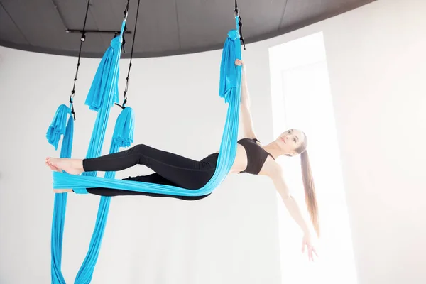 Antenn flyga yoga unga vackra kvinnor gymnast i blå hängmatta — Stockfoto