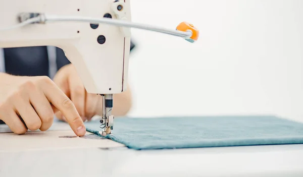 재봉틀에서 일하고 있는 남자 손 재단사, 옷감으로 쇼핑백을 만들고 있다 — 스톡 사진