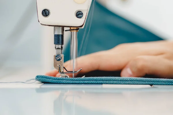 Мужские руки портной работает на швейной машине, делая сумку из ткани — стоковое фото