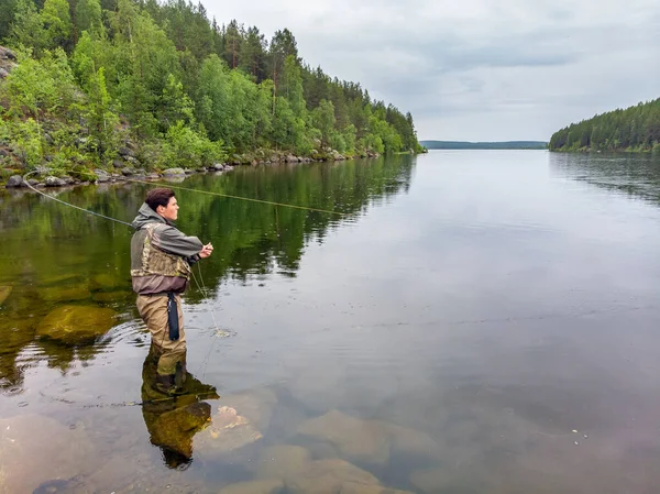 Fiskare man i fjällälven i stövlar flugfiske lax, morgon. Vy ovanifrån — Stockfoto