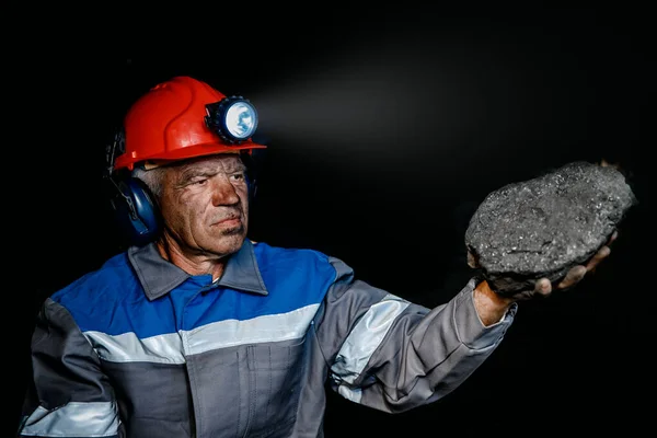 炭鉱で働いた後の鉱夫。コンセプト工業技術者 — ストック写真