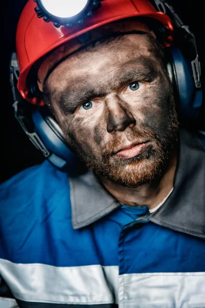 Portrét horníka v helmě s lucernou v podzemním dole. Koncepce průmyslového inženýra — Stock fotografie