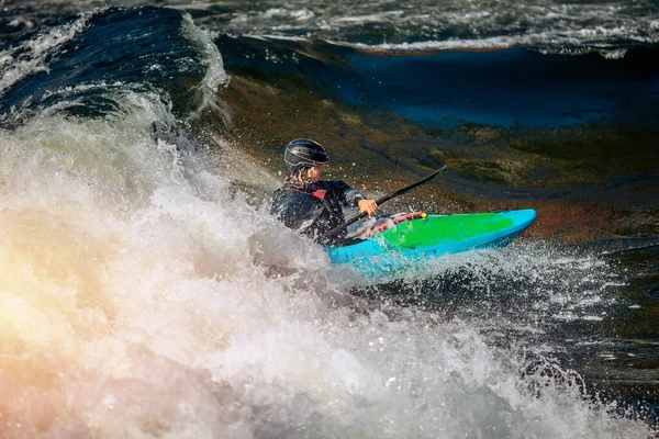 Chlápek na kajaku pluje po řece. Whitewater jízda na kajaku, extrémní sportovní rafting — Stock fotografie