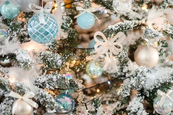 Closeup Christmas tree speelgoed lichte achtergrond — Stockfoto
