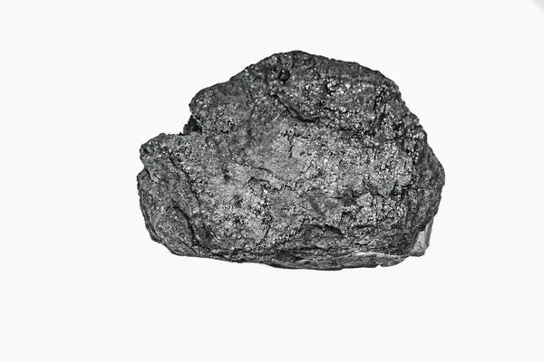 Pedaços de carvão preto mentira sobre fundo isolado branco, espaço de cópia — Fotografia de Stock