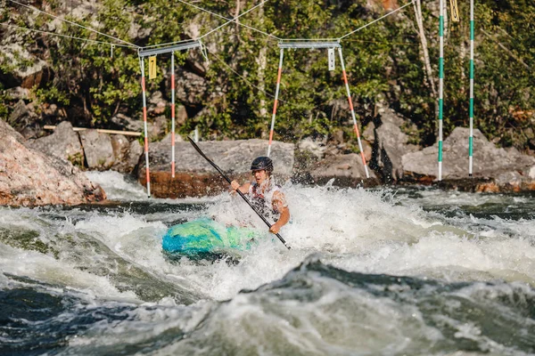 Хлопець у каяку пливе гірською річкою. Біловодний байдарка, екстремальний спортивний рафтинг — стокове фото