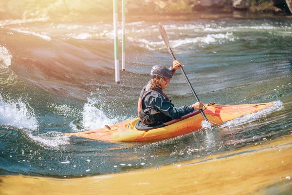 Um tipo de caiaque navega no rio da montanha. caiaque Whitewater, rafting esporte extremo — Fotografia de Stock