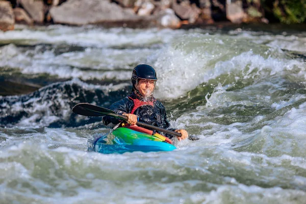 Un tizio in kayak naviga sul fiume di montagna. Kayak Whitewater, rafting sportivo estremo — Foto Stock