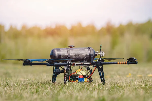 Essai aérien de drone hybride militaire sur l'hydrogène pour détecter les personnes et éteindre les incendies — Photo