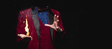 Sihirbaz avuç içlerindeki ateş yanıklarıyla numara yapıyor.