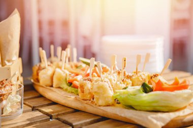 Yemek servisi. Lokanta yemek masası ve lezzetli yemekler.