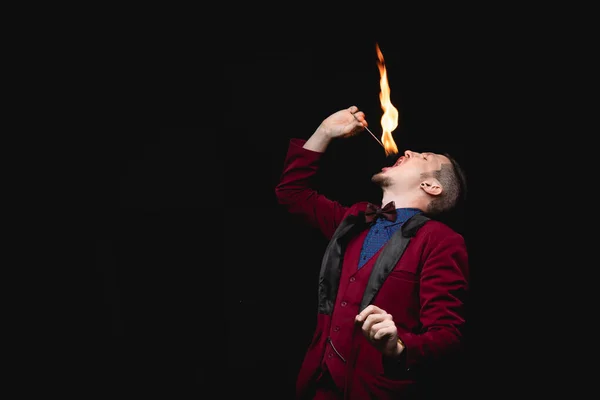 Fire show, fakir magician swallows burn and puts out tongue in mouth — Stock Photo, Image