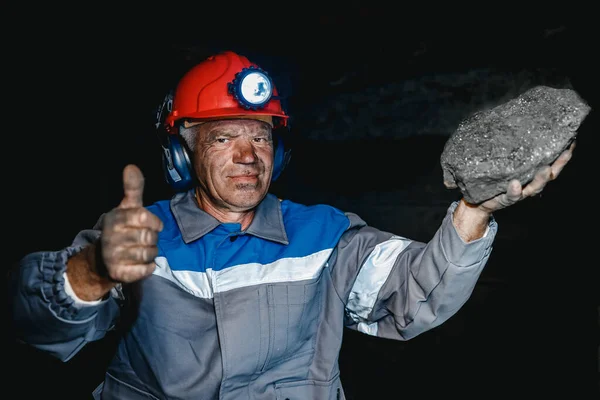 지하 광산에서 랜턴으로 헬멧을 쓰고 있는 인물사진 광부. 개념 산업 기술자 — 스톡 사진