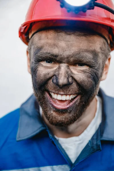 Minero feliz hombre sonriendo después de trabajar en la mina de carbón. Concepto ingeniero industrial — Foto de Stock