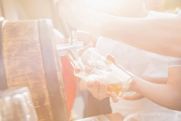 Birra alla spina in fusto di legno per la festa estiva in cortile. Cibo concetto di ristorazione — Foto Stock