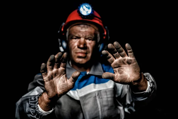 炭鉱で働いた後に汚い手を採掘する。コンセプト工業技術者 — ストック写真
