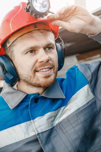 Concetto ingegnere industriale. Ritratto minatore uomo in casco con lanterna in miniera sotterranea — Foto Stock