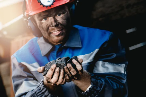 Horník se usmívá, když pracuje na uhelném dole. Koncepce průmyslového inženýra — Stock fotografie