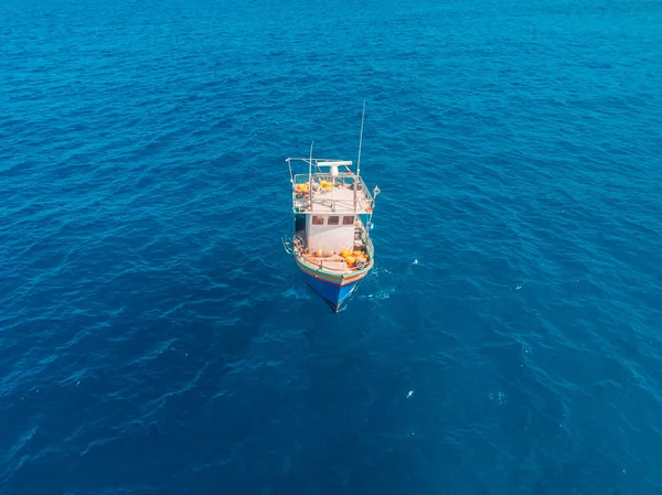 Barco de pesca em água do mar azul, pescadores definir redes para peixes. Vista aérea superior — Fotografia de Stock