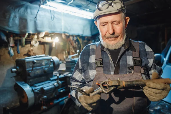 Mecánico de tornero masculino de edad avanzada que trabaja en máquina herramienta para metal — Foto de Stock