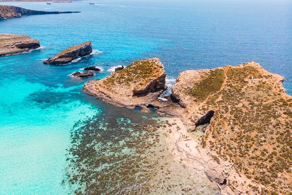 Panorama af blå lagune Comino Malta. Cote Azur, turkis klart vand med hvidt sand. Luftfoto - Stock-foto