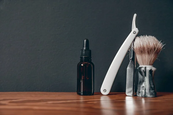 Olio con rasoio per la cura e la crescita della barba, barbiere — Foto Stock