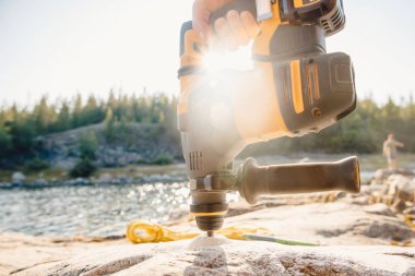 Taş ve tuğla duvarlardaki delikler için matkap, profesyonel alet