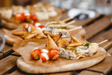 Yemek servisi. Lokanta yemek masası ve lezzetli yemekler.