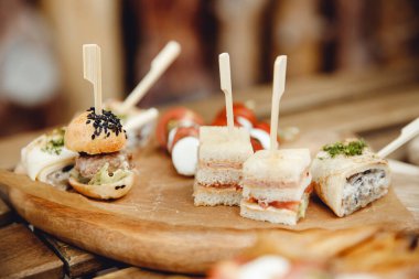 Yemek servisi. Lokanta yemek masası ve lezzetli yemekler.