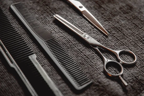 男式美容院理发店背景，理发工具剪子和梳子，复制空间 — 图库照片