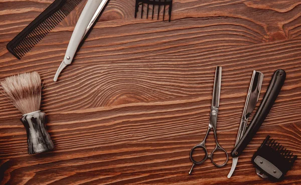 Ferramentas de barbearia cabeleireiro no fundo de madeira velha, espaço de cópia — Fotografia de Stock