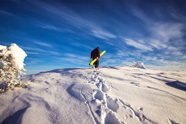 Narciarz idzie w głębokim śniegu w górach w dół podczas freeride — Zdjęcie stockowe