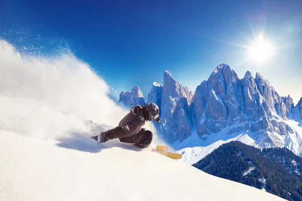 Kayakçı Alp dağlarında ve ormanda güneşli bir günde yokuş aşağı kayıyor. Olağanüstü kış sporları — Stok fotoğraf
