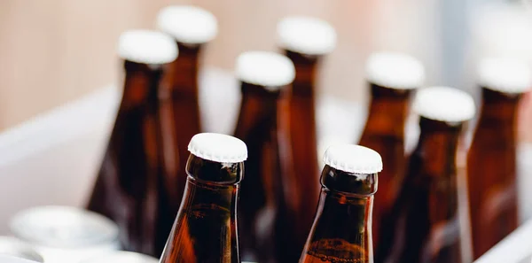 Пиво в стеклянных бутылках и банках хранится для вечеринки — стоковое фото