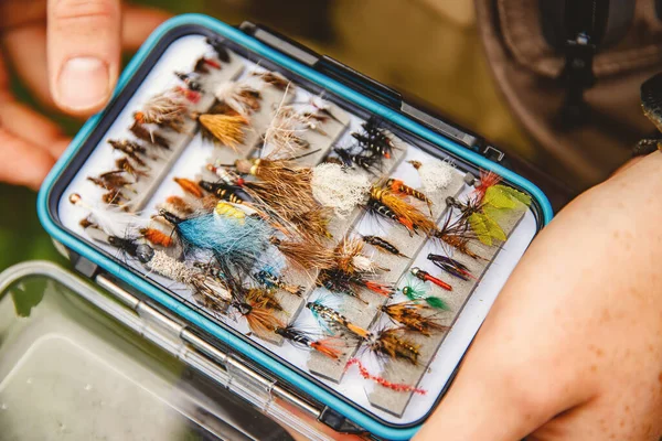 Box flugor för flugfiske i handen fiskare — Stockfoto